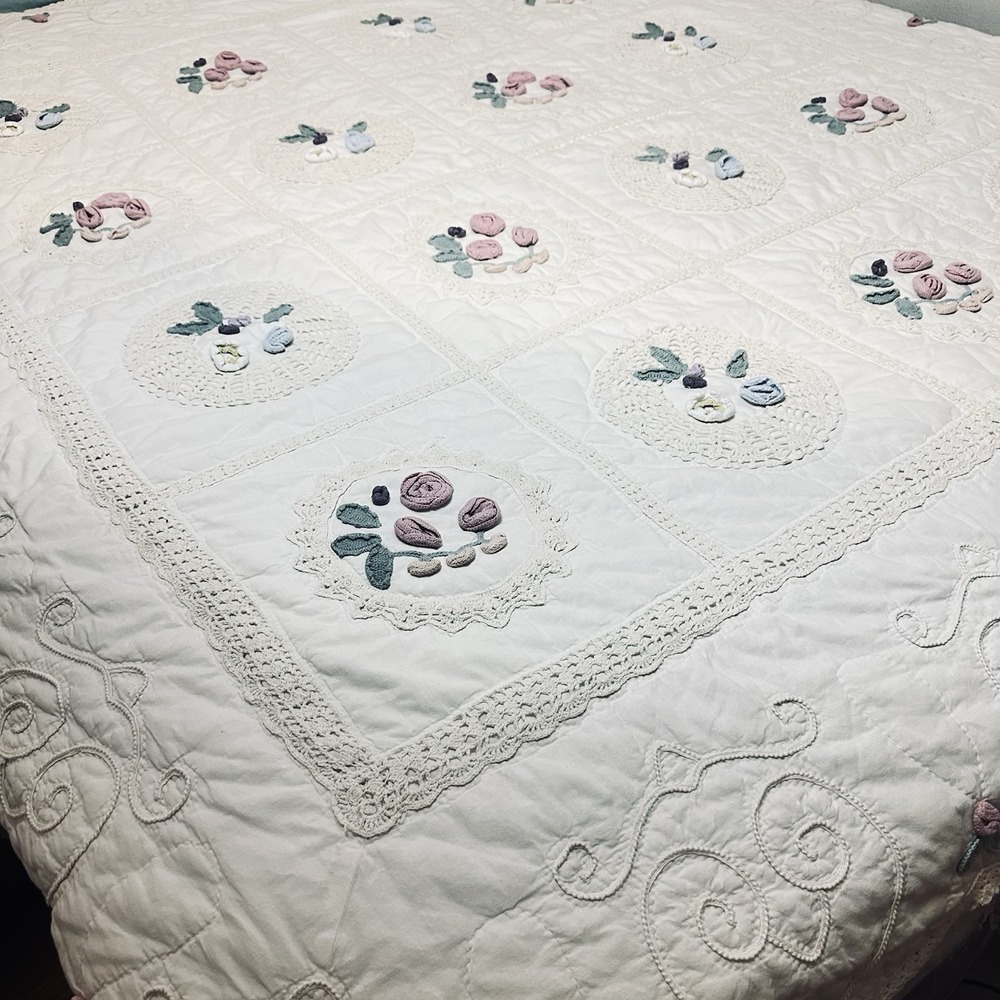 Vintage Heirloom Style Quilt Queen 80x98 Crochet Floral Cottagecore Bedspread